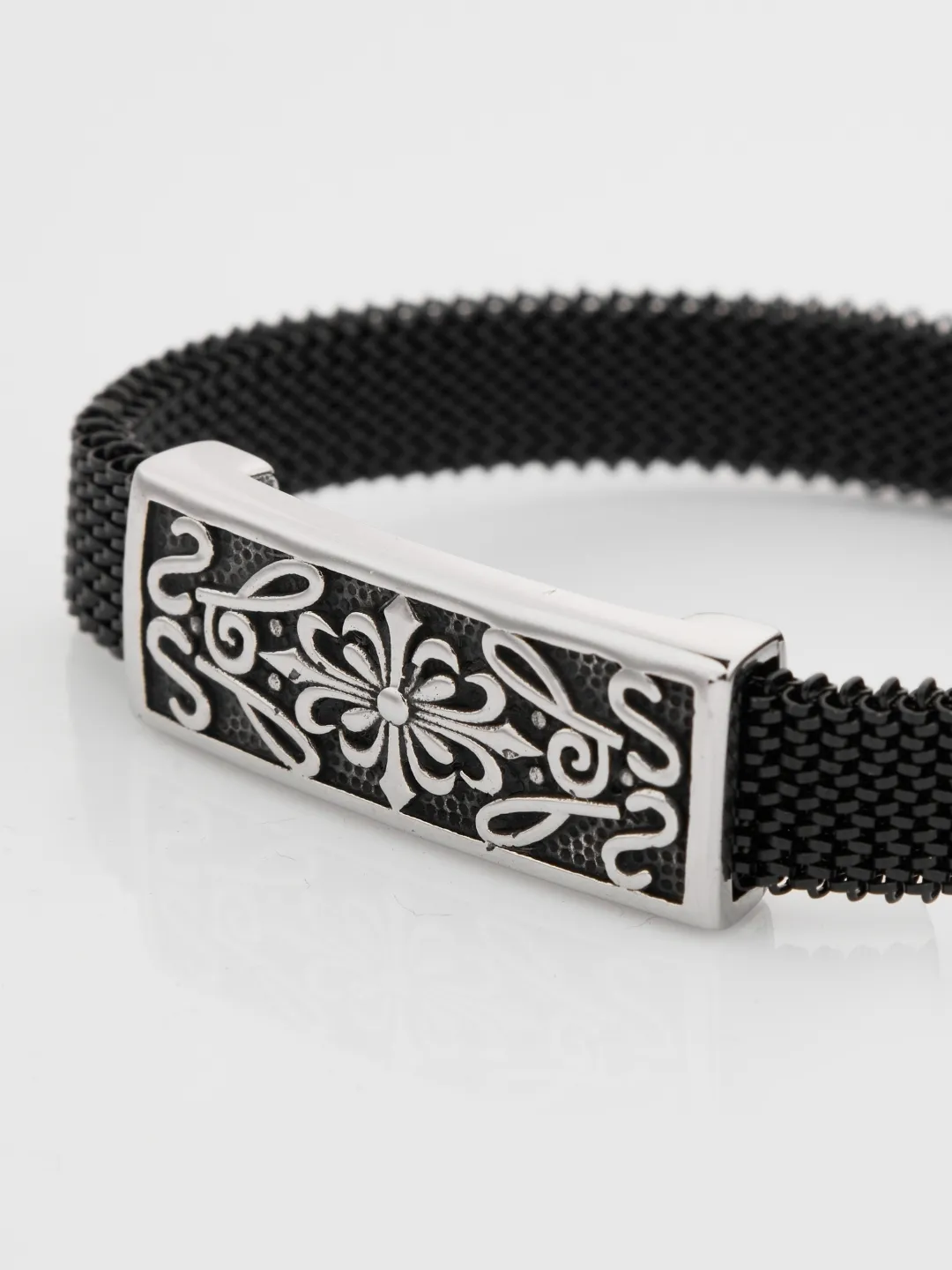 Bottom View of Majestique Band