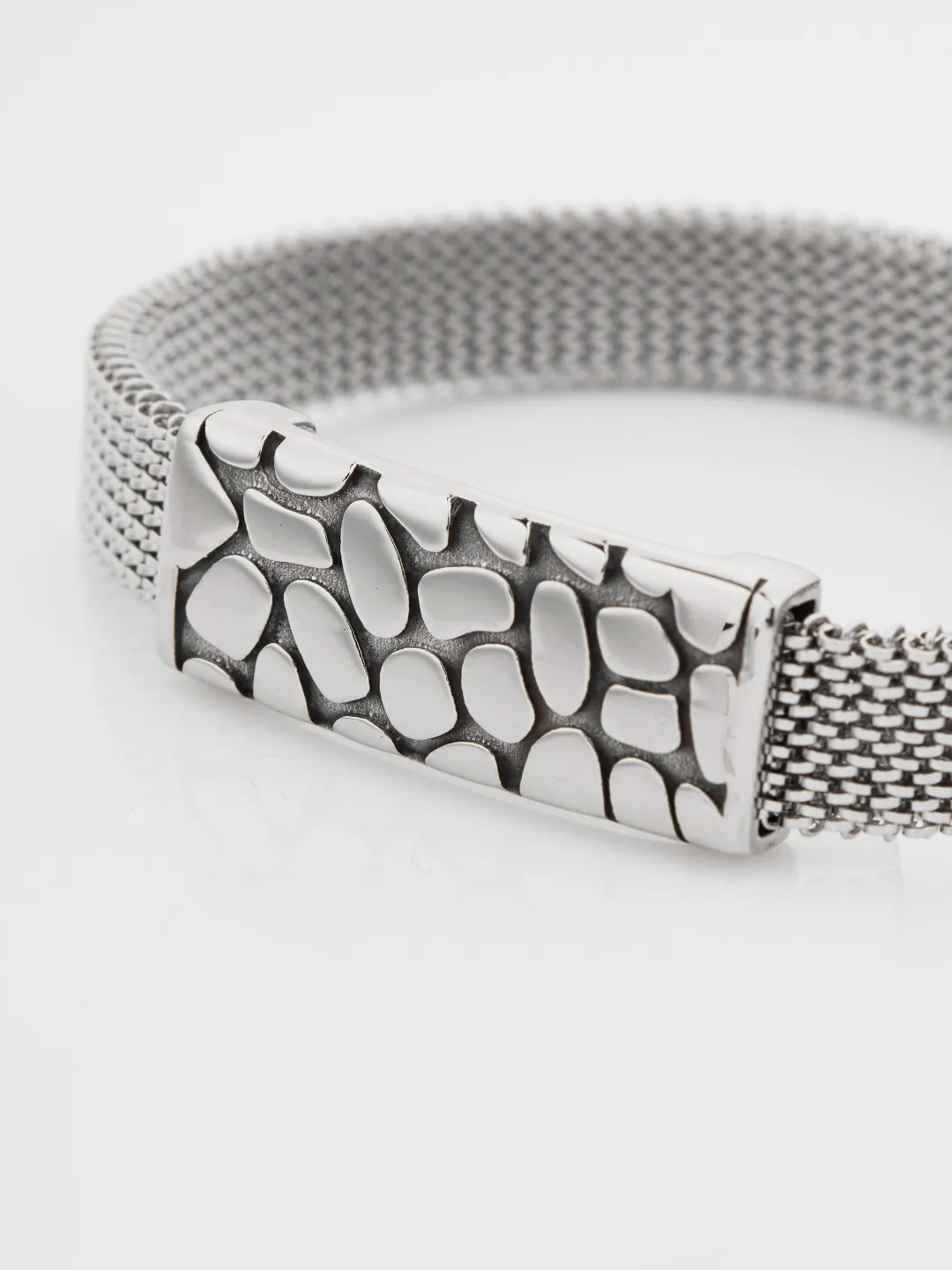 Bottom View of Vipera Bracelet in Platinum