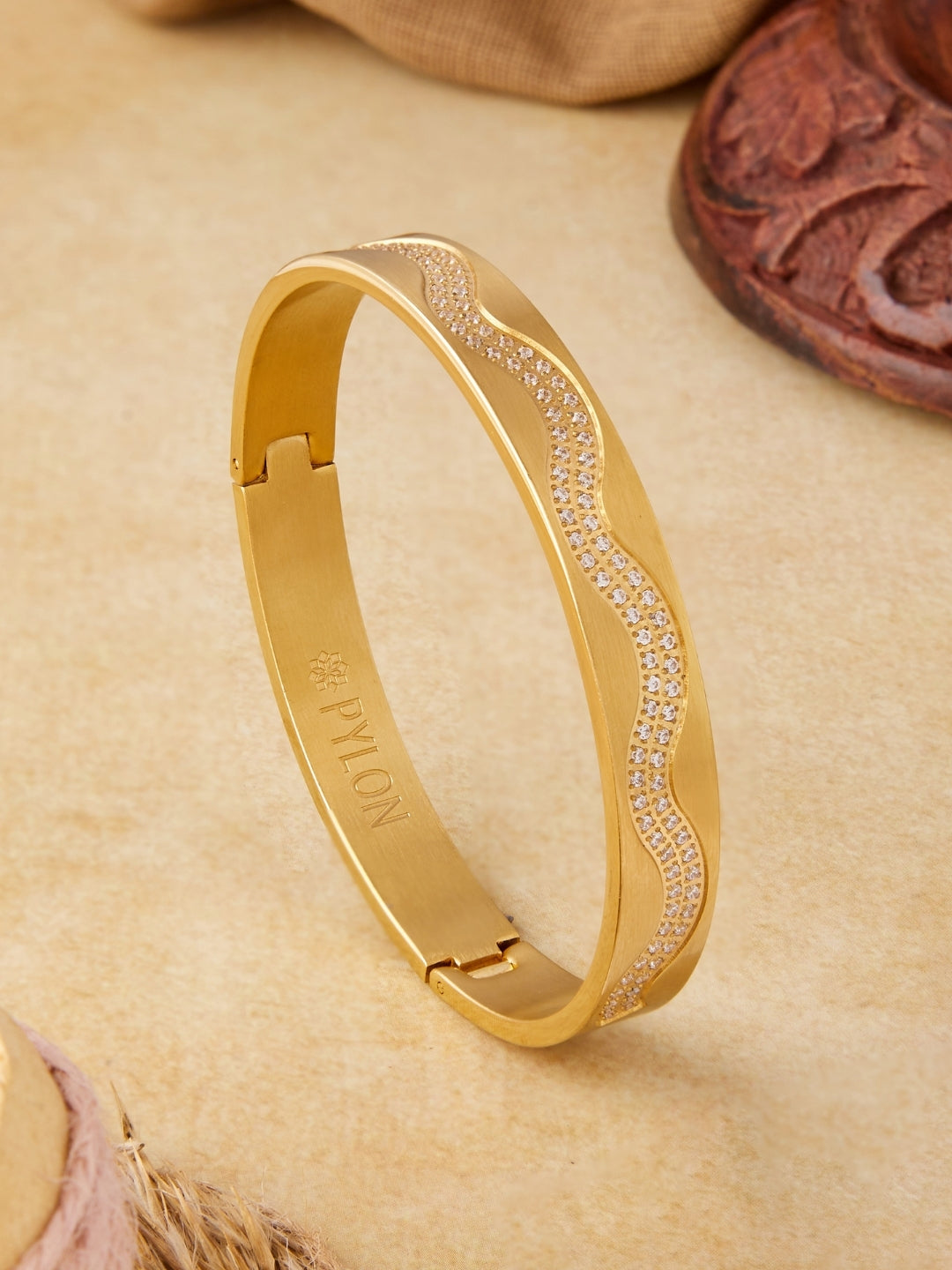 Waveform Kada in gold