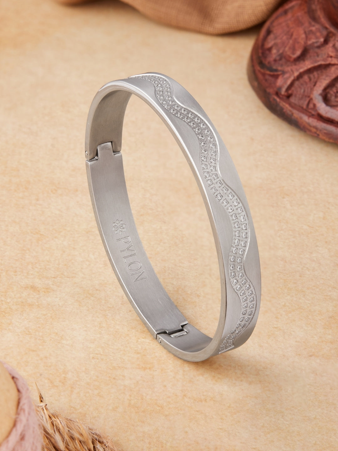 Waveform Kada in Black