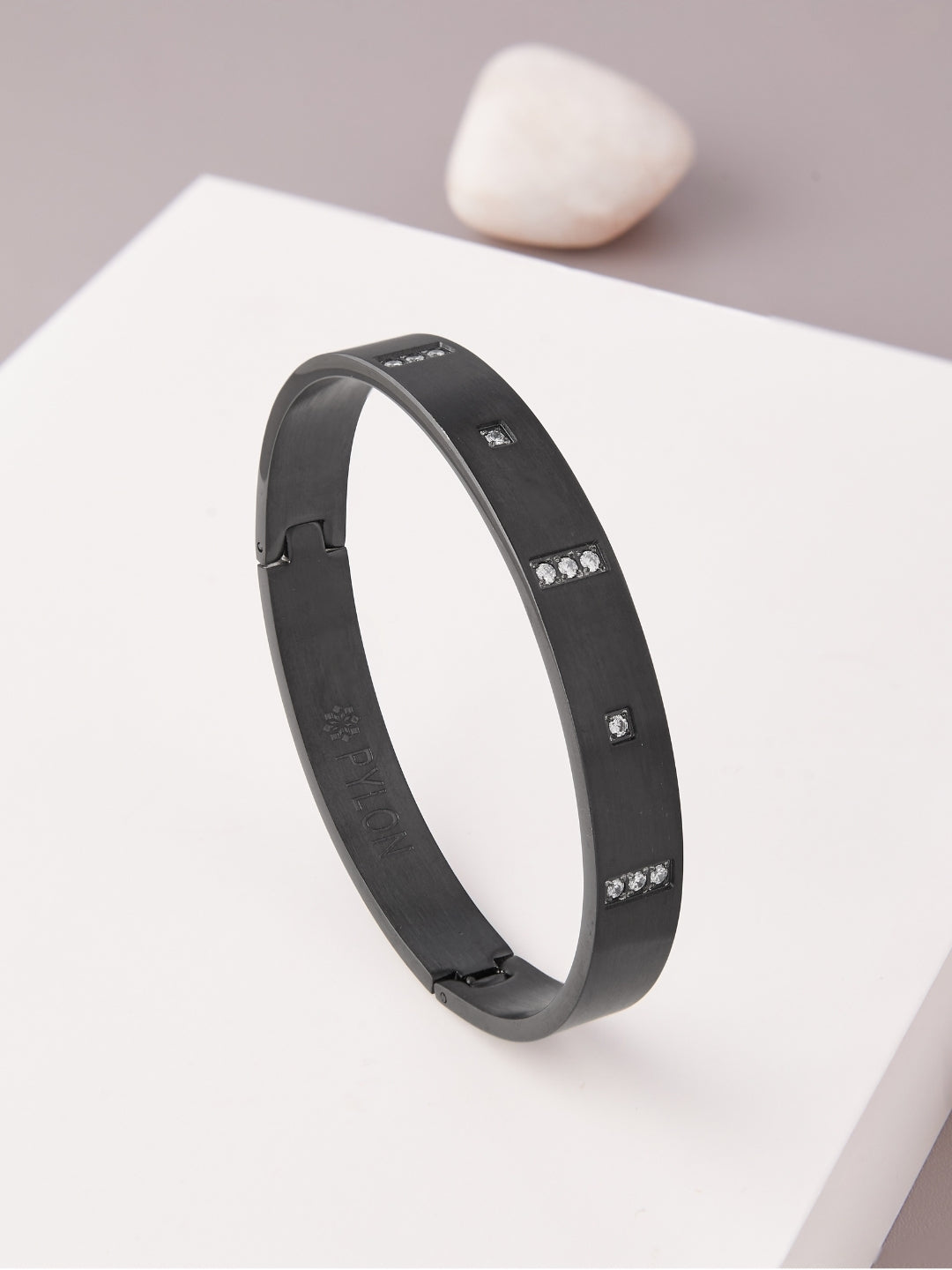 The Nomad Noir Kada